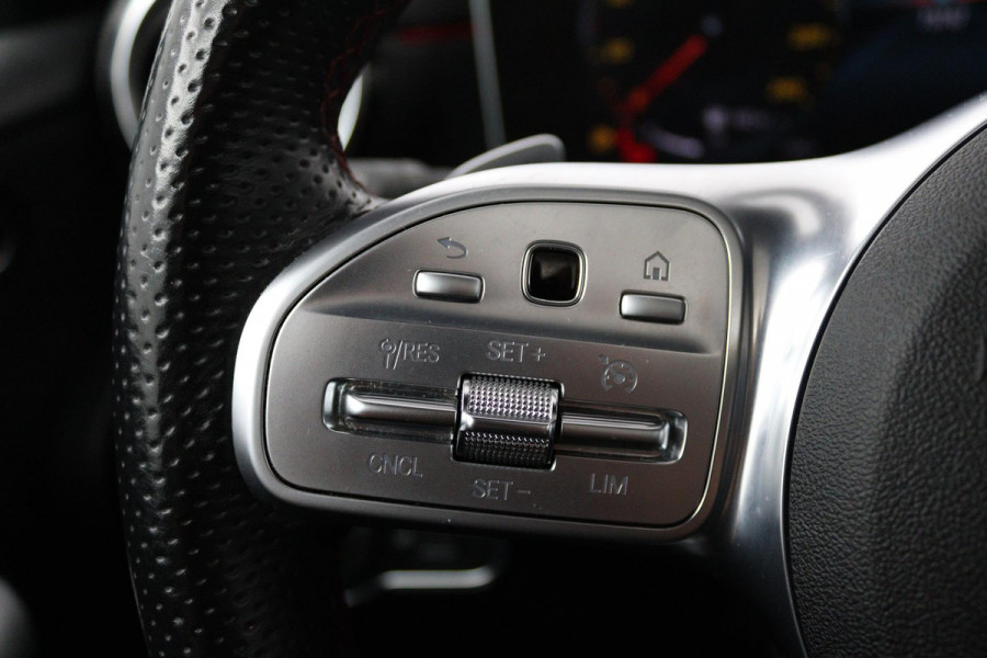 Mercedes-Benz A-Klasse 180 Business Solution AMG Plus (PANORAMADAK, STOELVERWARMING, ACHTERUITRIJCAMERA, GOED ONDERHOUDEN)