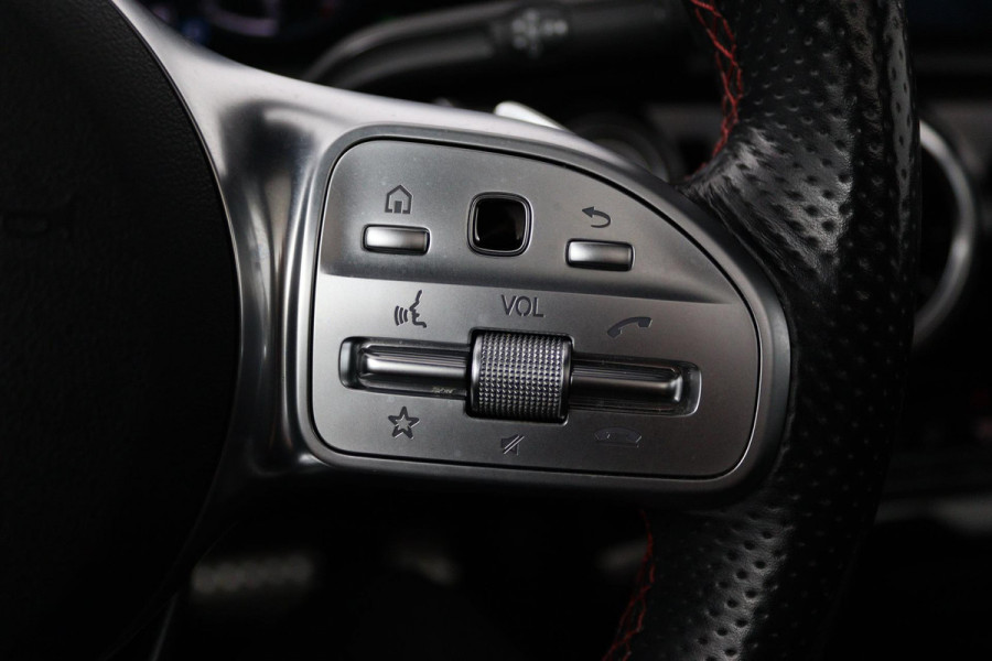 Mercedes-Benz A-Klasse 180 Business Solution AMG Plus (PANORAMADAK, STOELVERWARMING, ACHTERUITRIJCAMERA, GOED ONDERHOUDEN)