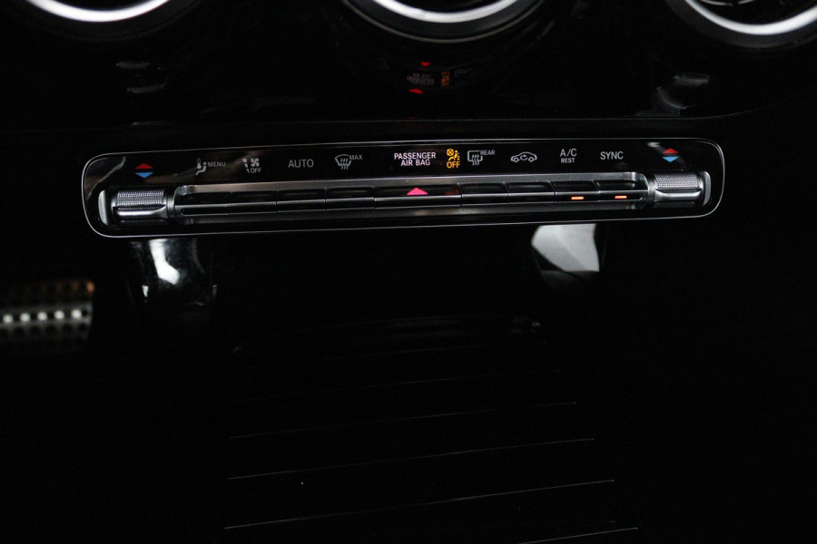 Mercedes-Benz A-Klasse 180 Business Solution AMG Plus (PANORAMADAK, STOELVERWARMING, ACHTERUITRIJCAMERA, GOED ONDERHOUDEN)