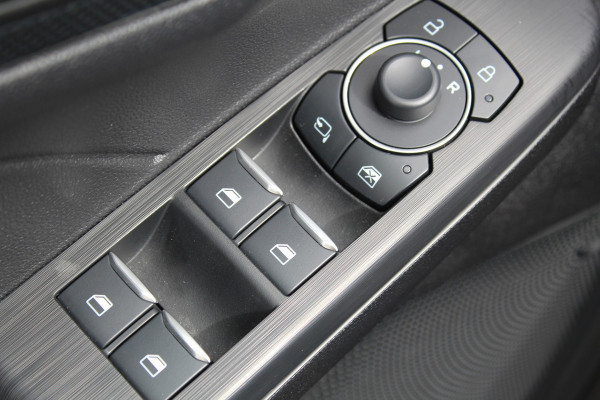 Ford Kuga 2.5-225pk PHEV ST-Line X. Hybride rijden voor een redelijke prijs ! Stoel- en voorraamverwarming, B&O soundsystem, navigatie, telefoonvoorb., metallic lak, LM wielen, side- en lane assist, camera v+a, adaptive cruise control, elektr. achterklep etc., etc.