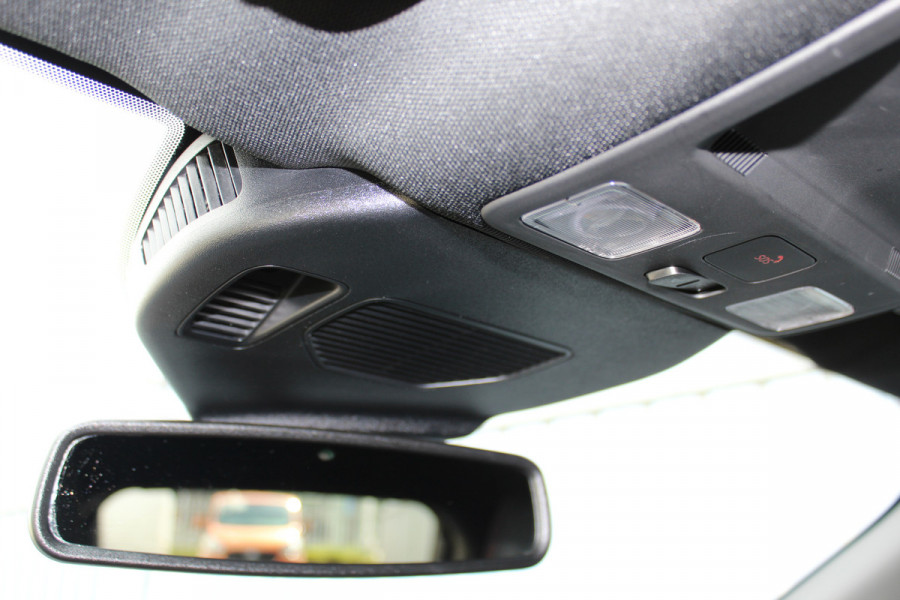 Ford Kuga 2.5-225pk PHEV ST-Line X. Hybride rijden voor een redelijke prijs ! Stoel- en voorraamverwarming, B&O soundsystem, navigatie, telefoonvoorb., metallic lak, LM wielen, side- en lane assist, camera v+a, adaptive cruise control, elektr. achterklep etc., etc.