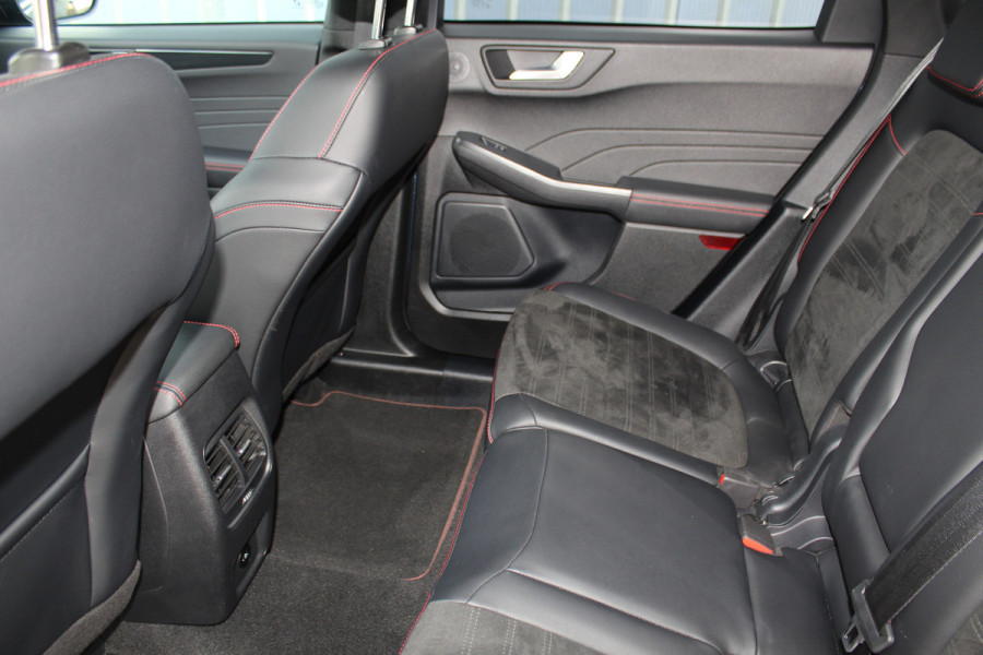 Ford Kuga 2.5-225pk PHEV ST-Line X. Hybride rijden voor een redelijke prijs ! Stoel- en voorraamverwarming, B&O soundsystem, navigatie, telefoonvoorb., metallic lak, LM wielen, side- en lane assist, camera v+a, adaptive cruise control, elektr. achterklep etc., etc.