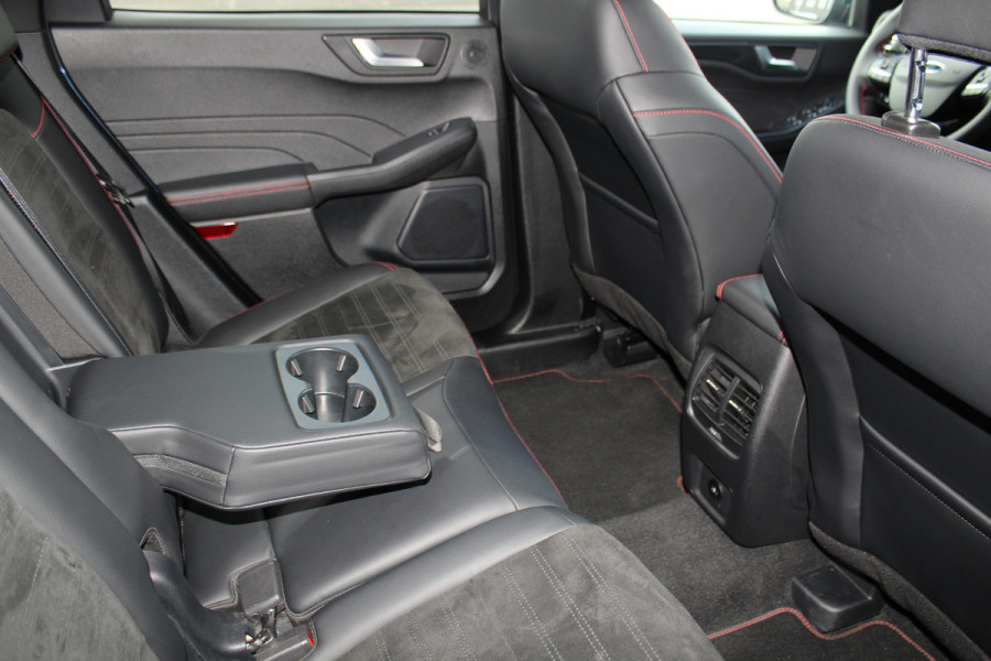 Ford Kuga 2.5-225pk PHEV ST-Line X. Hybride rijden voor een redelijke prijs ! Stoel- en voorraamverwarming, B&O soundsystem, navigatie, telefoonvoorb., metallic lak, LM wielen, side- en lane assist, camera v+a, adaptive cruise control, elektr. achterklep etc., etc.