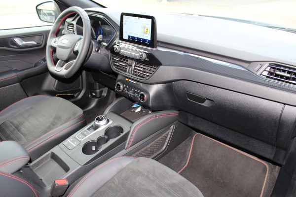 Ford Kuga 2.5-225pk PHEV ST-Line X. Hybride rijden voor een redelijke prijs ! Stoel- en voorraamverwarming, B&O soundsystem, navigatie, telefoonvoorb., metallic lak, LM wielen, side- en lane assist, camera v+a, adaptive cruise control, elektr. achterklep etc., etc.