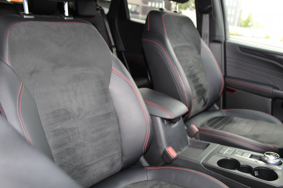 Ford Kuga 2.5-225pk PHEV ST-Line X. Hybride rijden voor een redelijke prijs ! Stoel- en voorraamverwarming, B&O soundsystem, navigatie, telefoonvoorb., metallic lak, LM wielen, side- en lane assist, camera v+a, adaptive cruise control, elektr. achterklep etc., etc.