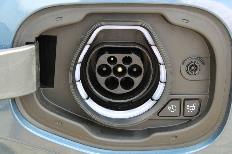 Ford Kuga 2.5-225pk PHEV ST-Line X. Hybride rijden voor een redelijke prijs ! Stoel- en voorraamverwarming, B&O soundsystem, navigatie, telefoonvoorb., metallic lak, LM wielen, side- en lane assist, camera v+a, adaptive cruise control, elektr. achterklep etc., etc.
