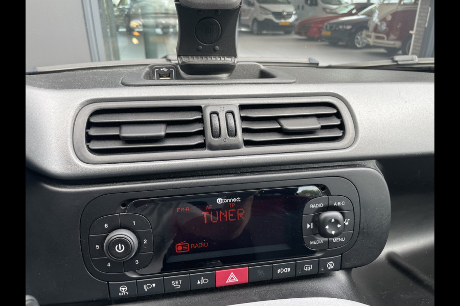 Fiat Panda 1.2 Lounge  5 zit plaatsen                          Airco - Bluetooth - Spiegels E V+VW - Centrale deurvergr. - E-Ramen voor - LMV 14"- ML Zeer goed onderhouden!