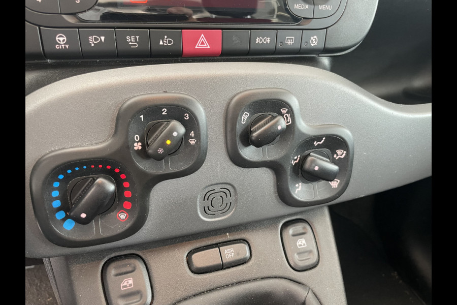 Fiat Panda 1.2 Lounge  5 zit plaatsen                          Airco - Bluetooth - Spiegels E V+VW - Centrale deurvergr. - E-Ramen voor - LMV 14"- ML Zeer goed onderhouden!