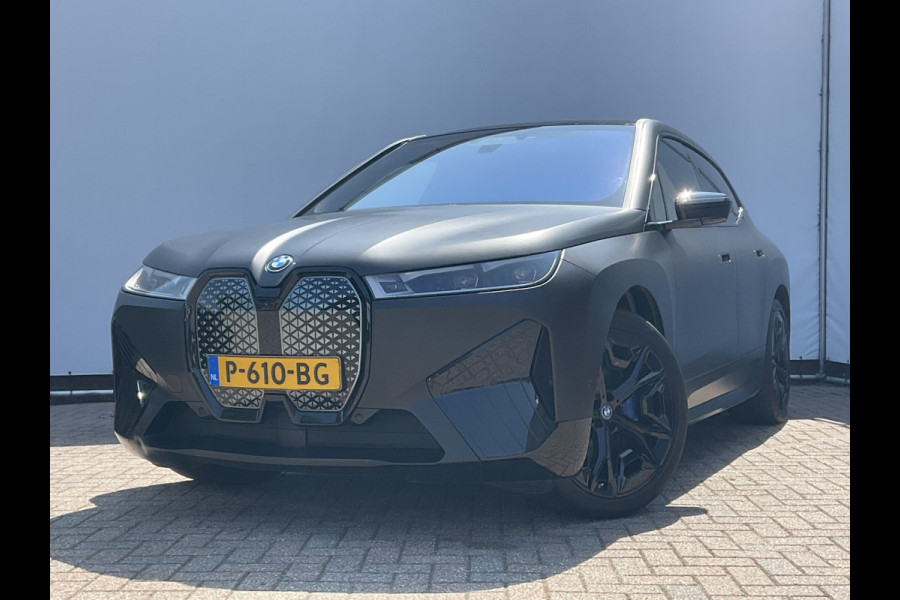 BMW iX xDrive50 High Executive 112 kWh Laser B&W Pano.dak Trekhaak M-sport