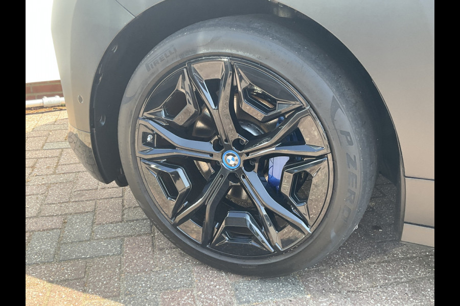 BMW iX xDrive50 High Executive 112 kWh Laser B&W Pano.dak Trekhaak M-sport