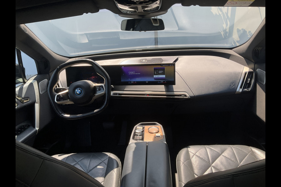 BMW iX xDrive50 High Executive 112 kWh Laser B&W Pano.dak Trekhaak M-sport