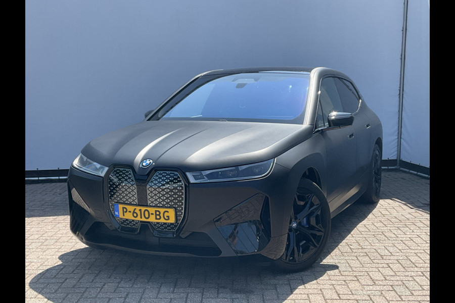BMW iX xDrive50 High Executive 112 kWh Laser B&W Pano.dak Trekhaak M-sport