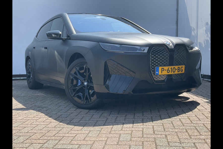 BMW iX xDrive50 High Executive 112 kWh Laser B&W Pano.dak Trekhaak M-sport