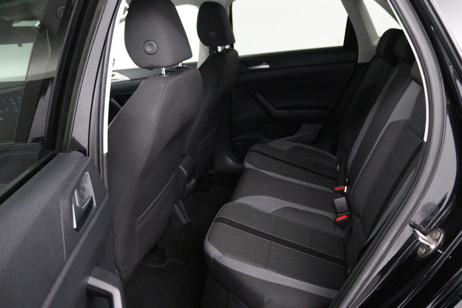 Volkswagen Polo 1.0 TSI Highline (PARKEERSENSOREN, CRUISE ADAPTIEF, NAVIGATIE, CARPLAY, AUTOMAAT, DIGITAAL DASHBOARD, NL-AUTO)