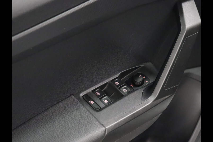 Seat Ibiza 1.0 TSI Style Business Intense [TREKHAAK, APPLE CARPLAY, ANDROID, CAMERA, PDC V+A, CRUISE, CLIMATE, NIEUWSTAAT]