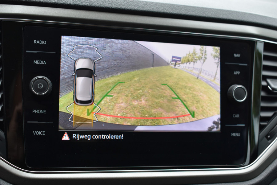 Volkswagen T-Roc 1.5 TSI Style Business Trekhaak Navi Carplay stoel/stuur verwarming el-achterklep