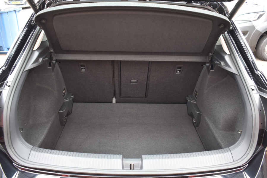 Volkswagen T-Roc 1.5 TSI Style Business Trekhaak Navi Carplay stoel/stuur verwarming el-achterklep
