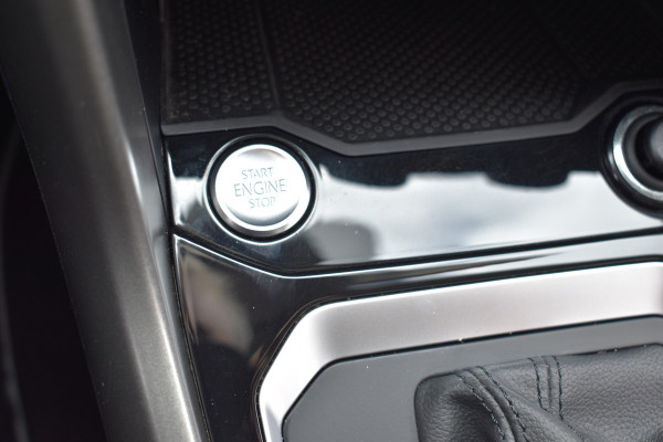Volkswagen T-Roc 1.5 TSI Style Business Trekhaak Navi Carplay stoel/stuur verwarming el-achterklep
