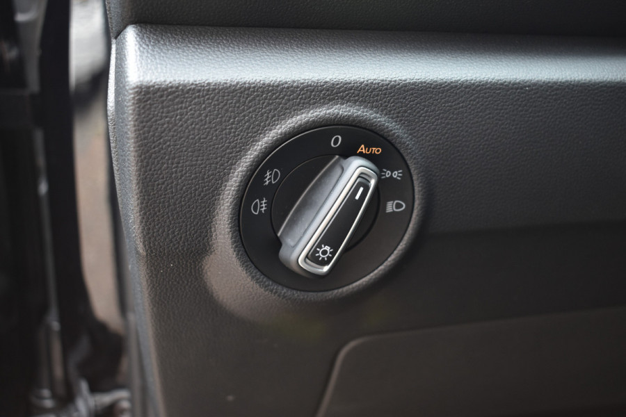 Volkswagen T-Roc 1.5 TSI Style Business Trekhaak Navi Carplay stoel/stuur verwarming el-achterklep