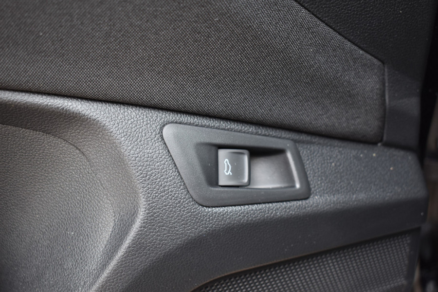 Volkswagen T-Roc 1.5 TSI Style Business Trekhaak Navi Carplay stoel/stuur verwarming el-achterklep