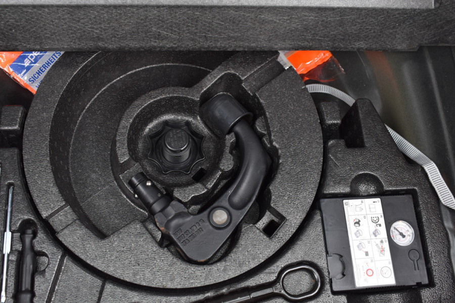Volkswagen T-Roc 1.5 TSI Style Business Trekhaak Navi Carplay stoel/stuur verwarming el-achterklep