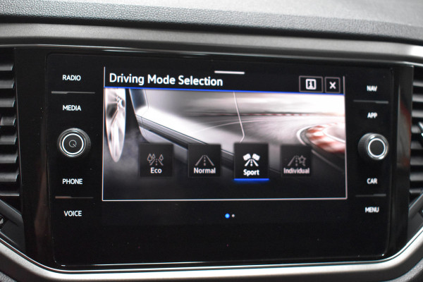 Volkswagen T-Roc 1.5 TSI Style Business Trekhaak Navi Carplay stoel/stuur verwarming el-achterklep