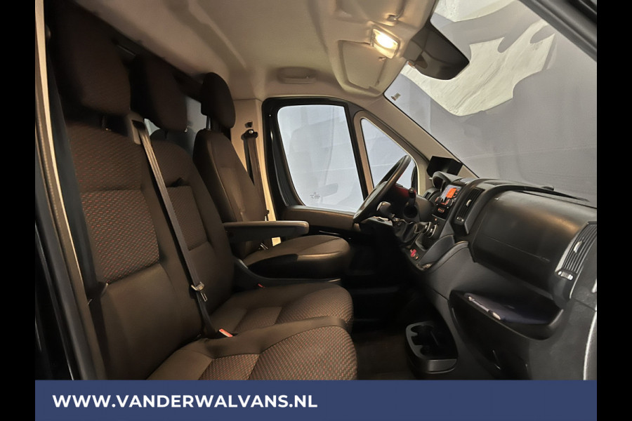 Peugeot Boxer 2.0 BlueHDI 141pk Bakwagen Laadklep Euro6 Airco | Camera | Cruisecontrol | Chauffeursstoel Bijrijdersbank