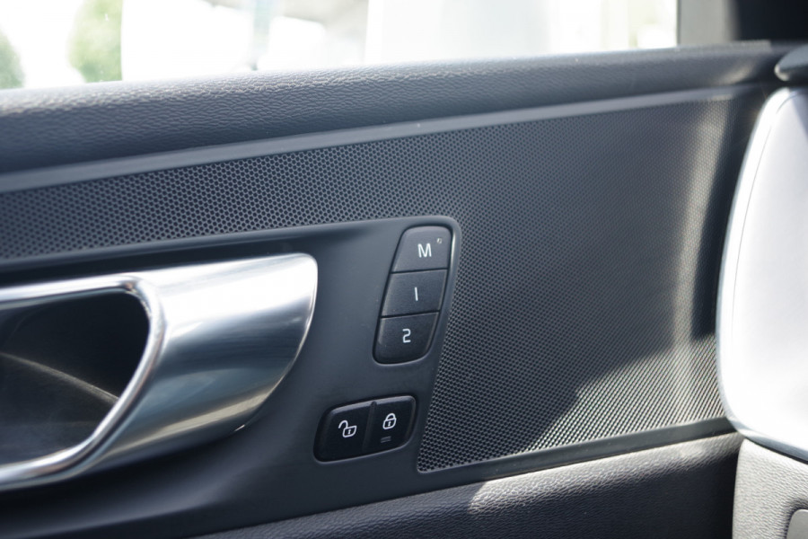 Volvo XC60 2.0 Recharge T6 AWD 340 PK Inscription PHEV, Panoramadak, Elek. Trekhaak, Winterpakket, Head-Up