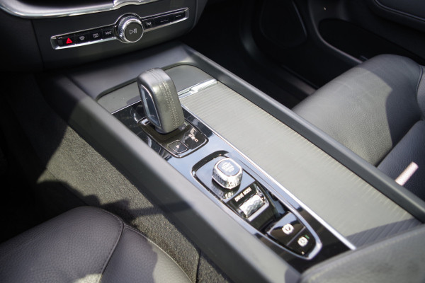 Volvo XC60 2.0 Recharge T6 AWD 340 PK Inscription PHEV, Panoramadak, Elek. Trekhaak, Winterpakket, Head-Up