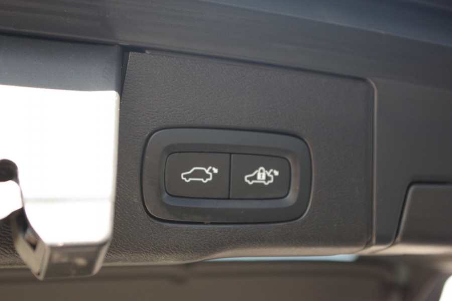 Volvo XC60 2.0 Recharge T6 AWD 340 PK Inscription PHEV, Panoramadak, Elek. Trekhaak, Winterpakket, Head-Up