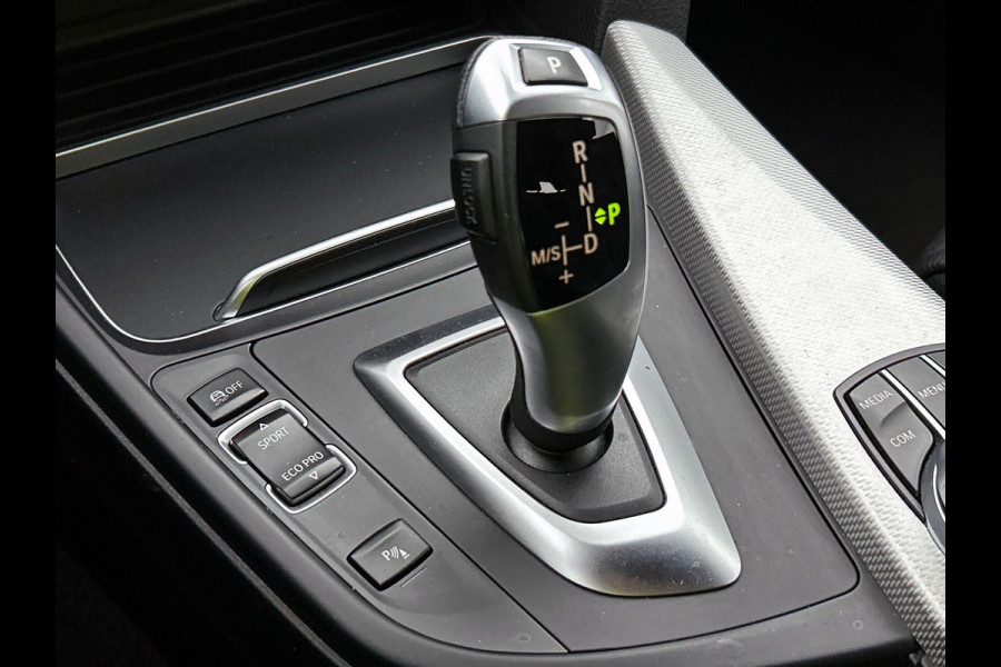 BMW 3 Serie Touring 318i M Sport Corporate Lease Automaat (GROOT-NAVIGATIE, STOELVERWARMING, LED, 1e EIGENAAR, GOED ONDERHOUDEN)