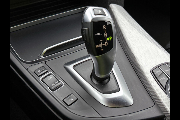 BMW 3 Serie Touring 318i M Sport Corporate Lease Automaat (GROOT-NAVIGATIE, STOELVERWARMING, LED, 1e EIGENAAR, GOED ONDERHOUDEN)
