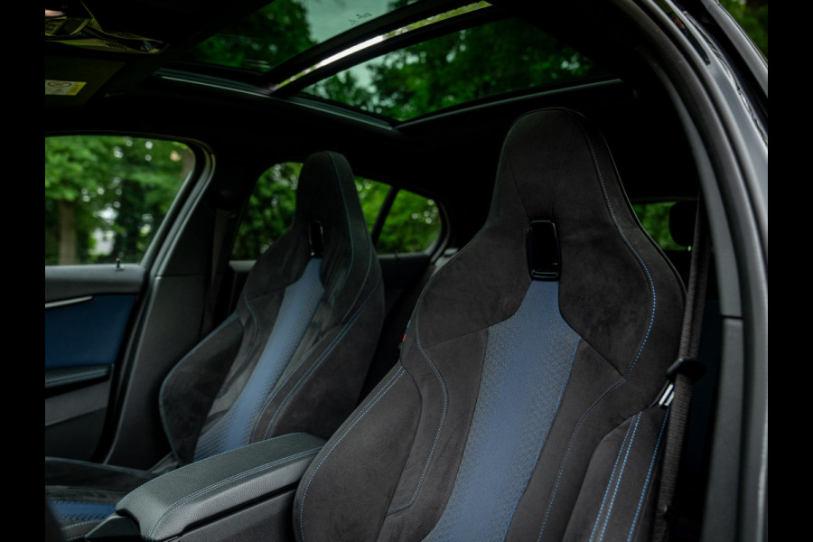 BMW 1-serie M135i xDrive High Executive | Pano-dak | Head-up | Sportstoelen | Adaptief onderstel