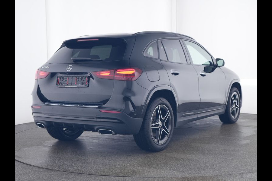 Mercedes-Benz GLA 250 e AMG Face Lift Plug-In Hybride | AMG Line Premium | Night Pakket | Panorama Schuif-Kanteldak | Multi Beam koplampen | Stoel en Stuurverwarming | Inclusief 24 maanden MB Certified garantie voor Europa.