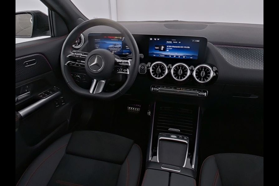 Mercedes-Benz GLA 250 e AMG Face Lift Plug-In Hybride | AMG Line Premium | Night Pakket | Panorama Schuif-Kanteldak | Multi Beam koplampen | Stoel en Stuurverwarming | Inclusief 24 maanden MB Certified garantie voor Europa.