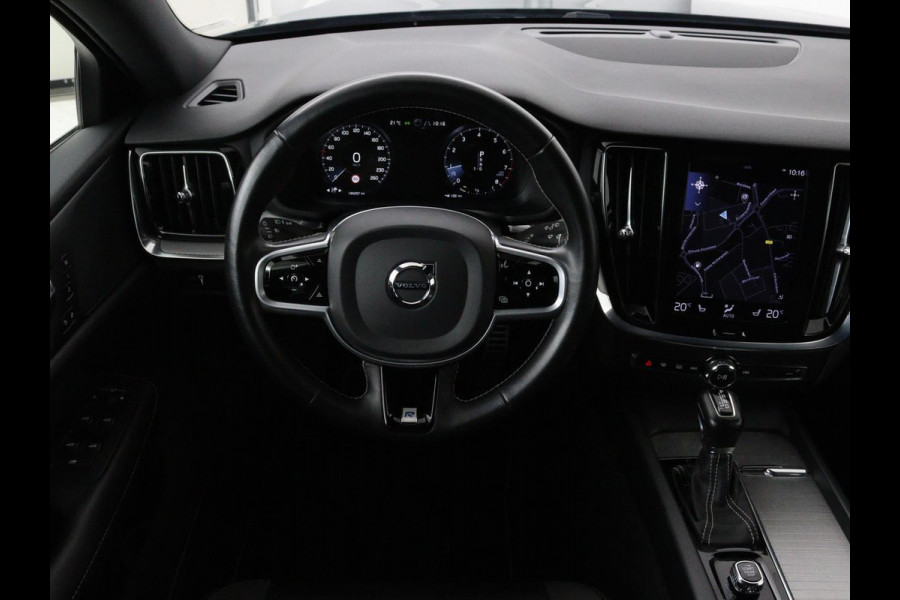 Volvo V60 2.0 T4 R Design | Stoelverwarming | Trekhaak | Carplay | Camera | Adaptive cruise | Navigatie | Full LED | 19'' lichtmetalen velgen | Memory