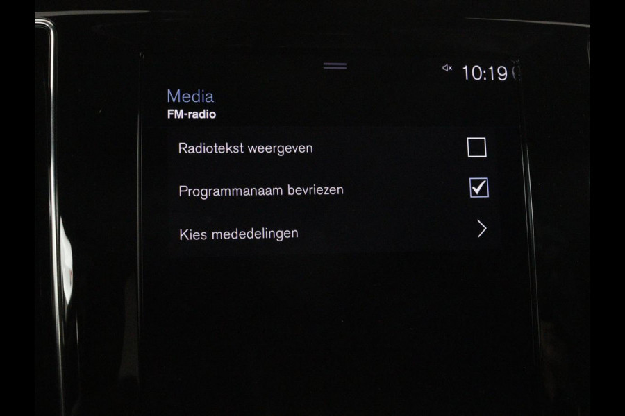 Volvo V60 2.0 T4 R Design | Stoelverwarming | Trekhaak | Carplay | Camera | Adaptive cruise | Navigatie | Full LED | 19'' lichtmetalen velgen | Memory
