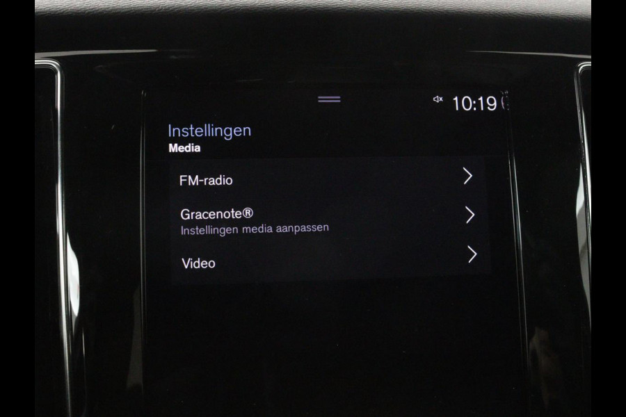 Volvo V60 2.0 T4 R Design | Stoelverwarming | Trekhaak | Carplay | Camera | Adaptive cruise | Navigatie | Full LED | 19'' lichtmetalen velgen | Memory