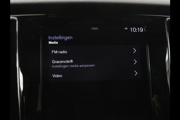 Volvo V60 2.0 T4 R Design | Stoelverwarming | Trekhaak | Carplay | Camera | Adaptive cruise | Navigatie | Full LED | 19'' lichtmetalen velgen | Memory
