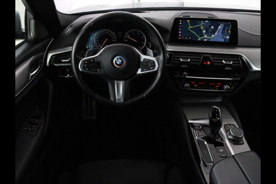 BMW 5 Serie 540d xDrive M Sport | Panoramadak | Head-Up | Adaptive cruise | Carplay | Alcantara | Harman/Kardon | Stoelverwarming | Trekhaak | Sfeerverlichting