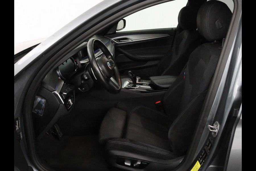 BMW 5 Serie 540d xDrive M Sport | Panoramadak | Head-Up | Adaptive cruise | Carplay | Alcantara | Harman/Kardon | Stoelverwarming | Trekhaak | Sfeerverlichting