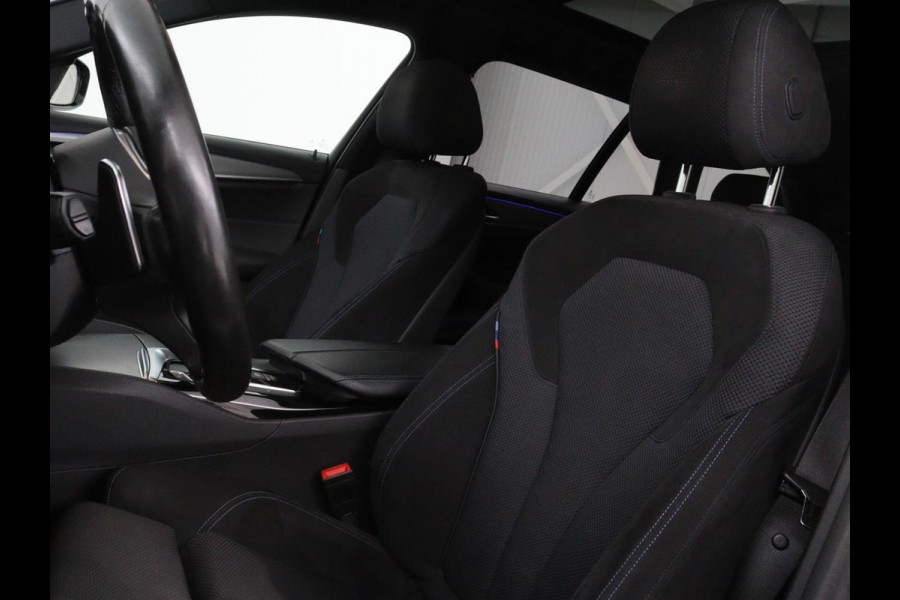 BMW 5 Serie 540d xDrive M Sport | Panoramadak | Head-Up | Adaptive cruise | Carplay | Alcantara | Harman/Kardon | Stoelverwarming | Trekhaak | Sfeerverlichting