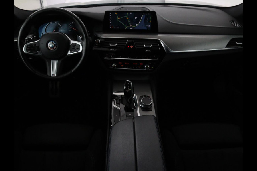 BMW 5 Serie 540d xDrive M Sport | Panoramadak | Head-Up | Adaptive cruise | Carplay | Alcantara | Harman/Kardon | Stoelverwarming | Trekhaak | Sfeerverlichting