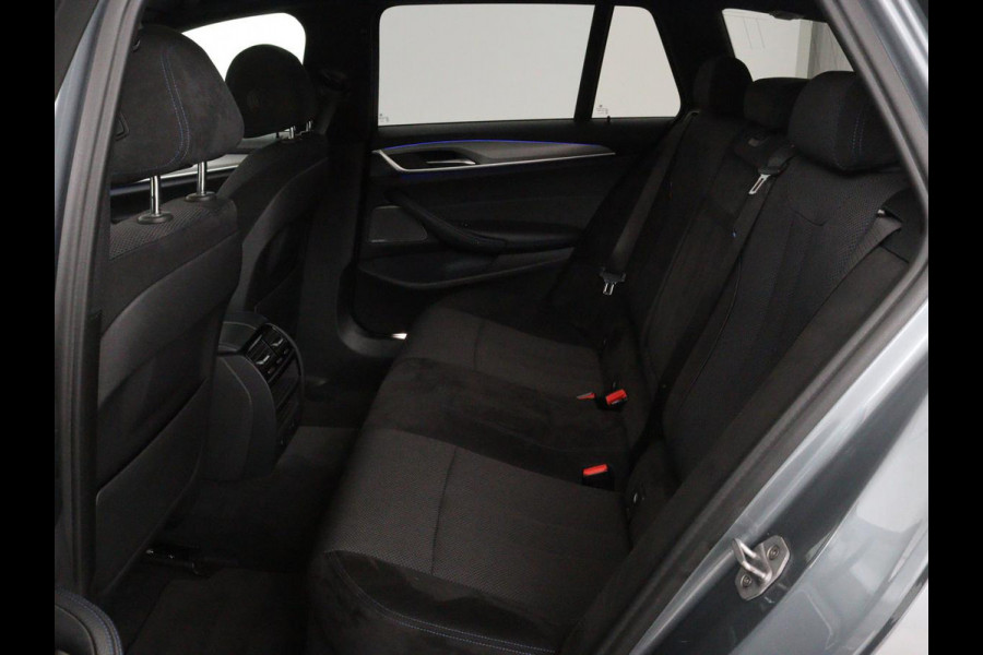 BMW 5 Serie 540d xDrive M Sport | Panoramadak | Head-Up | Adaptive cruise | Carplay | Alcantara | Harman/Kardon | Stoelverwarming | Trekhaak | Sfeerverlichting