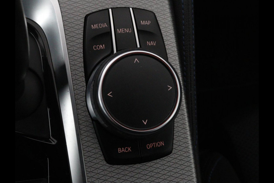 BMW 5 Serie 540d xDrive M Sport | Panoramadak | Head-Up | Adaptive cruise | Carplay | Alcantara | Harman/Kardon | Stoelverwarming | Trekhaak | Sfeerverlichting