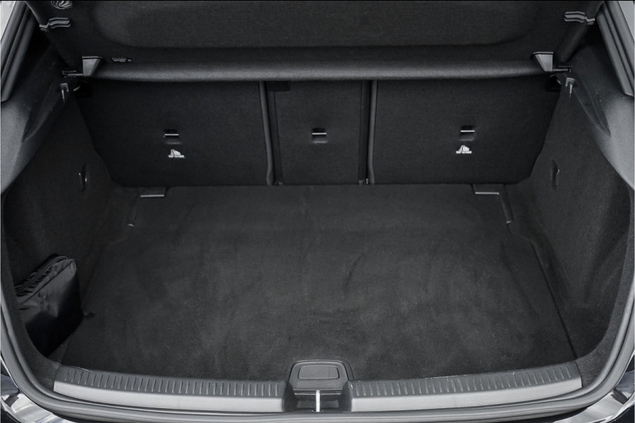 Mercedes-Benz A-Klasse 250 Premium Plus AMG-Line Night Pano Burmester Ambiente
