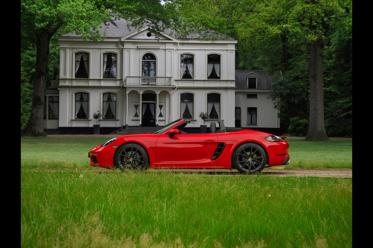 Porsche 718 Boxster 2.0 | PDLS | Sportuitlaat | Indisch Rood | GT-sportstuur Porsche 718 Boxster 2.0 | PDLS | Sportuitlaat | Indisch Rood | GT-sportstuur