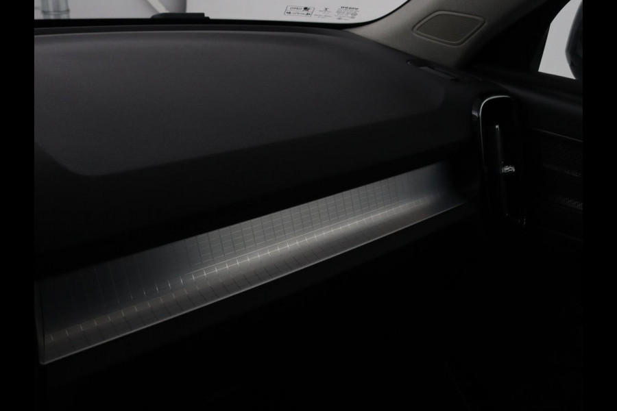 Volvo XC40 1.5 T5 Recharge Business Pro | Panoramadak | Stoel & stuurverwarming | Trekhaak | 360 camera | Adaptive cruise | Harman/Kardon | Carplay | Navigatie | Full LED