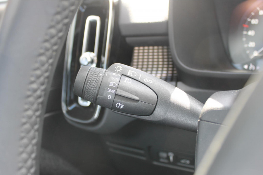 Volvo XC40 T4 211PK Automaat Recharge R-Design Apple Carplay / Getinte ramen vanaf de B-stijl / 19" lichtmetalen velgen / Verwarmbare voorruit / Cruise Control