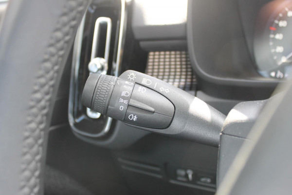 Volvo XC40 T4 211PK Automaat Recharge R-Design Apple Carplay / Getinte ramen vanaf de B-stijl / 19" lichtmetalen velgen / Verwarmbare voorruit / Cruise Control